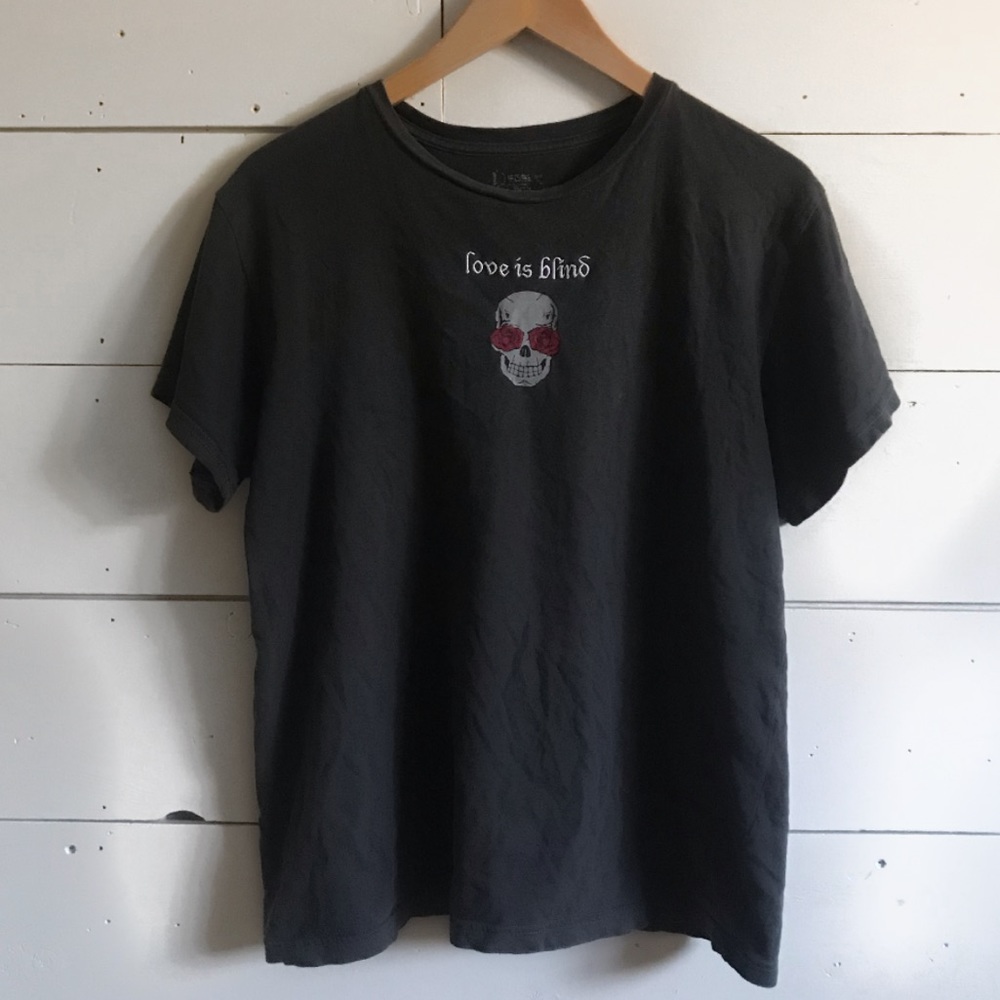 “love is blind” tee